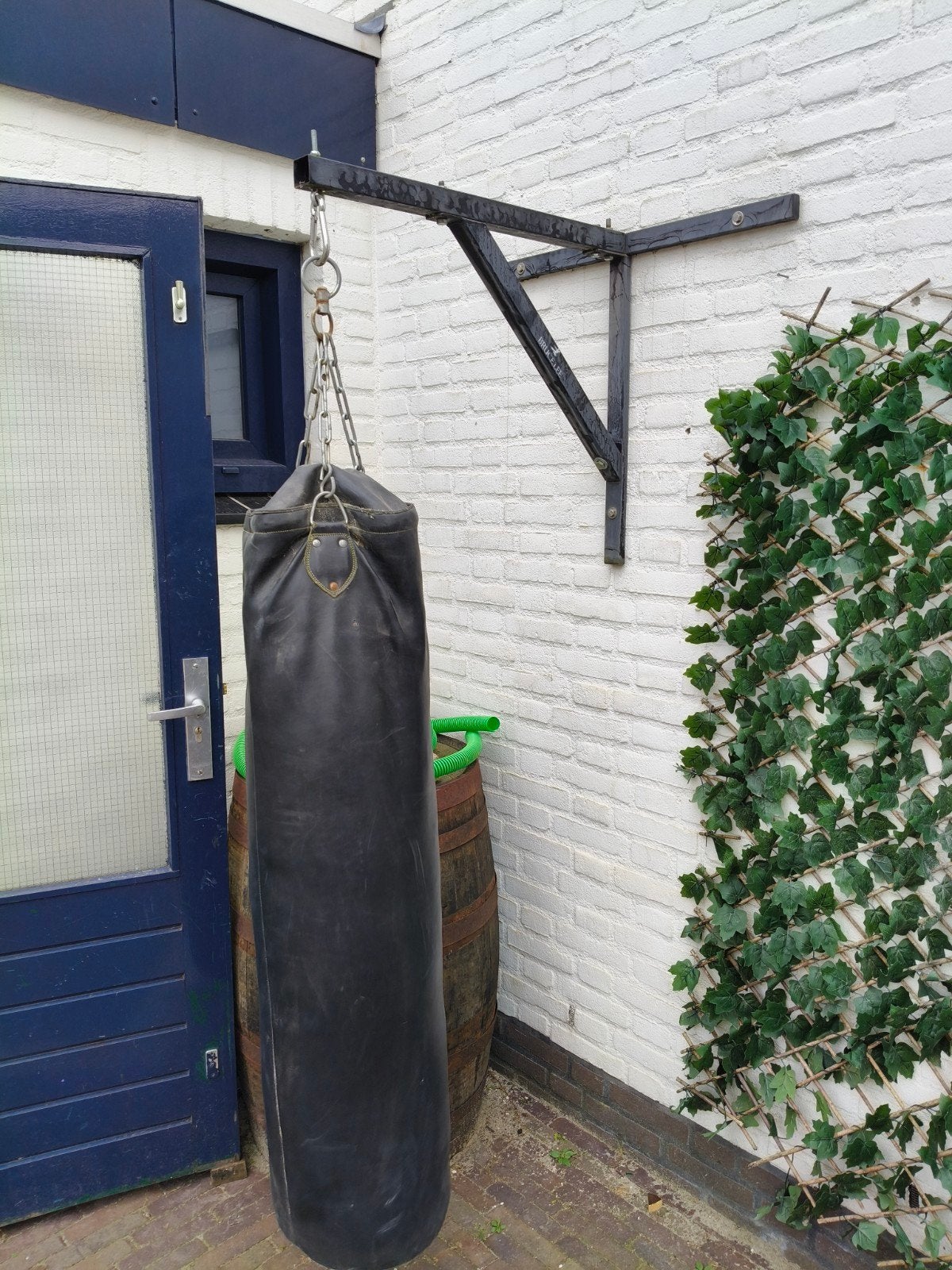 Zwarte bokszak met muurbeugel - Gebruikt, Ophalen, Gebruikt, Bokszak