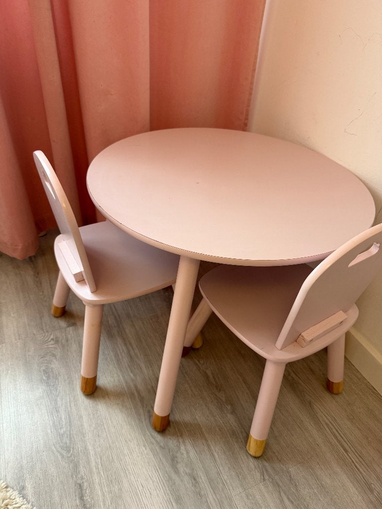 Roze kindertafel met twee stoeltjes, Ophalen, Gebruikt, Tafel(s) en Stoel(en)