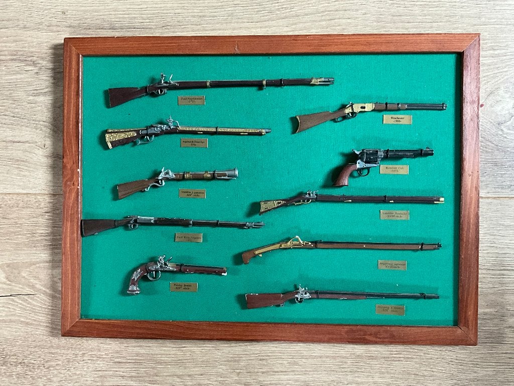 Display met antieke geweren, Antiek en Kunst, Ophalen of Verzenden