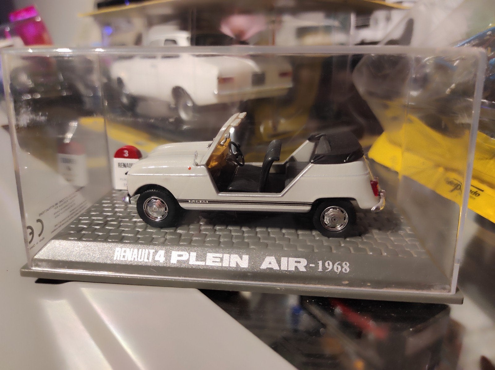 Renault 4 Plein Air 1968 1:43 in vitrinedoosje, Ophalen of Verzenden, Auto, Overige merken