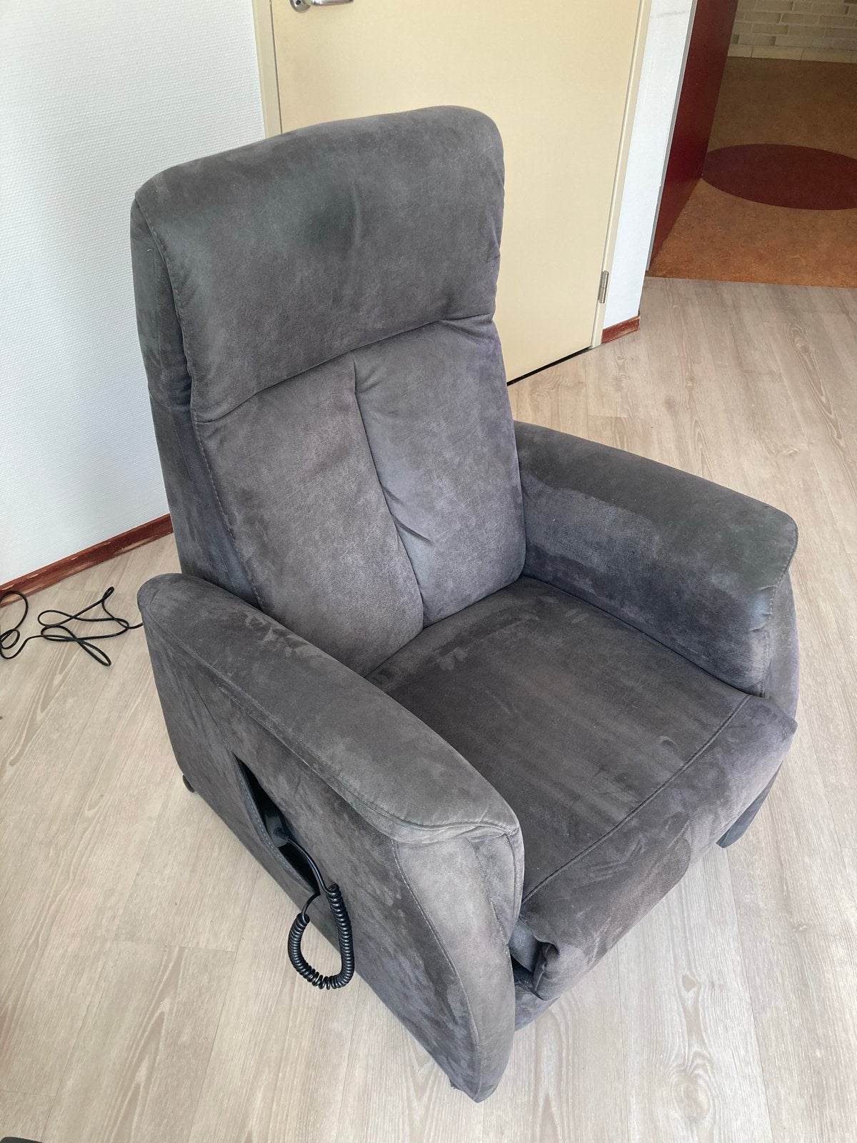 Comfortabele grijze relaxfauteuil met elektrische functie, Huis en Inrichting, Fauteuils, Ophalen, Gebruikt, Stof, 75 tot 100 cm