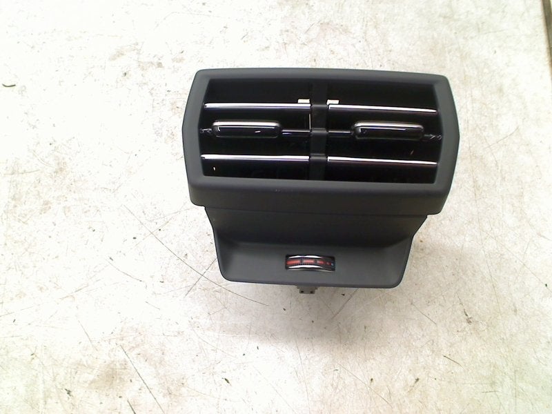 Kachelrooster A achterop armsteun A3 Allstreet (8YJ) 2025, Gebruikt, Auto-Union-Straße  1, Ingolstadt 85057, , Duitsland, Info@audi.de
