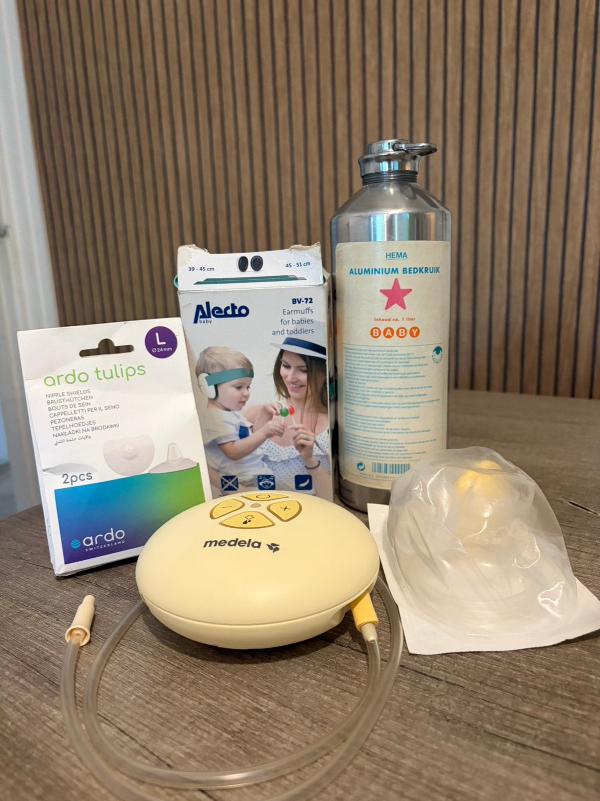 Babybenodigdheden: Medela kolf, Alecto oorkappen, Hema kruik, Ophalen of Verzenden, Gebruikt
