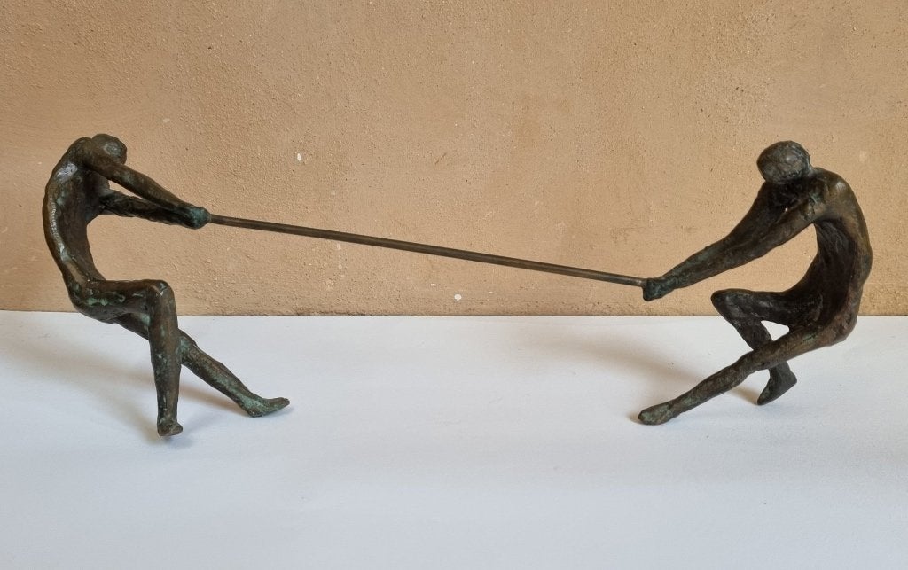 Bronzen beeld - Twee touwtrekkende personen, Ophalen of Verzenden, 20 - 50 cm, Beeld, Abstract