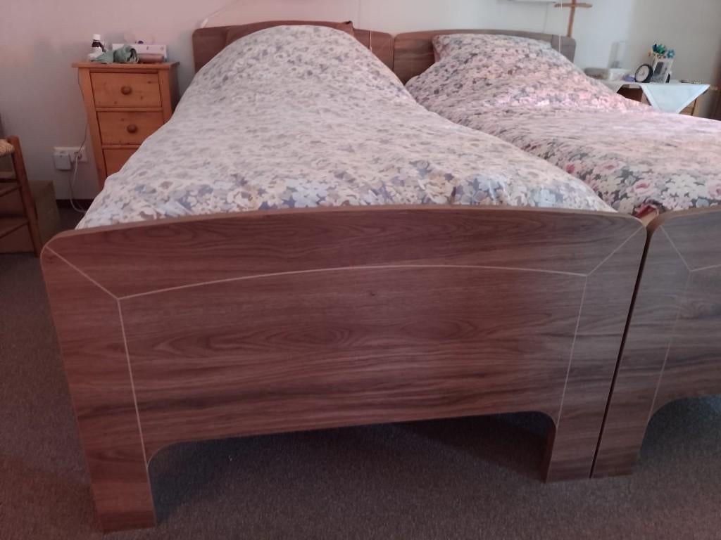 Twee bedden, electrisch verstelbare bodem,  90x210cm, Ophalen, Verstelbaar, 90 cm, Eenpersoons