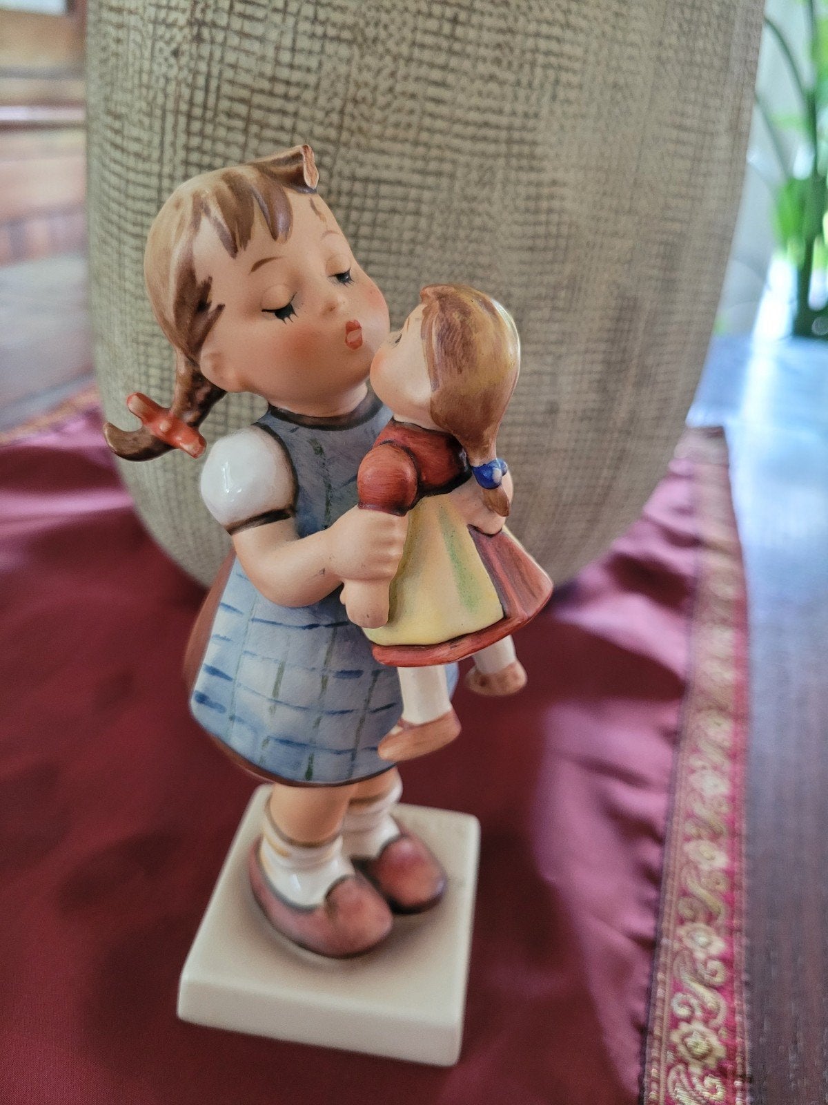Vintage Hummel beeldje: Meisje kust pop, Goebel W. Germany, Verzamelen, Ophalen of Verzenden, Gebruikt, Hummel