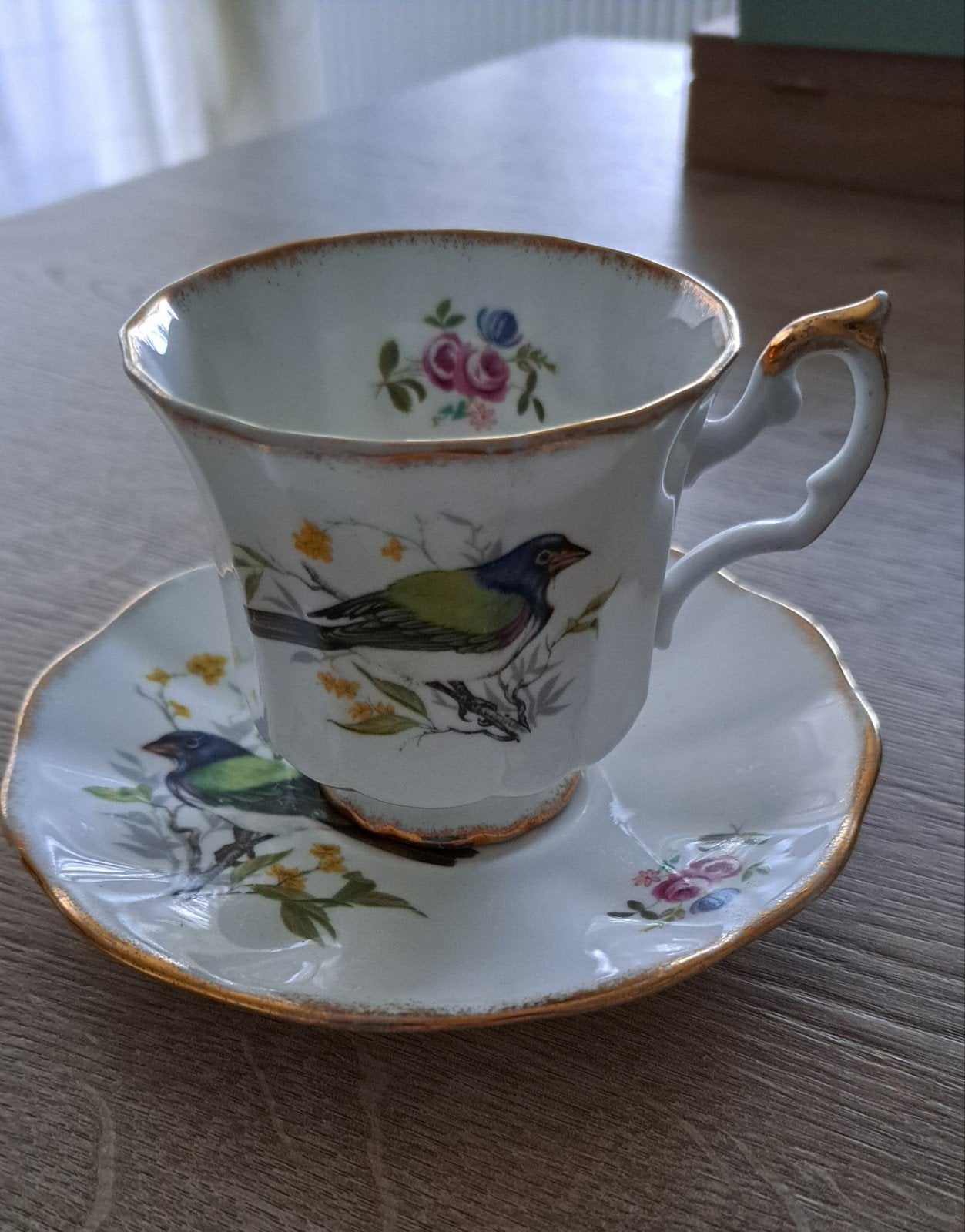 Antieke kop en schotel met vogeldecoratie, Ophalen