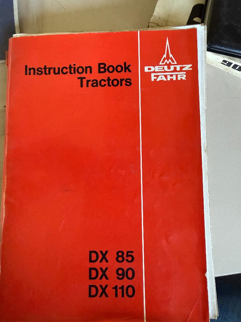 Instructie boek deutz dx 85/90/110, Ophalen of Verzenden, Gelezen, Catalogus