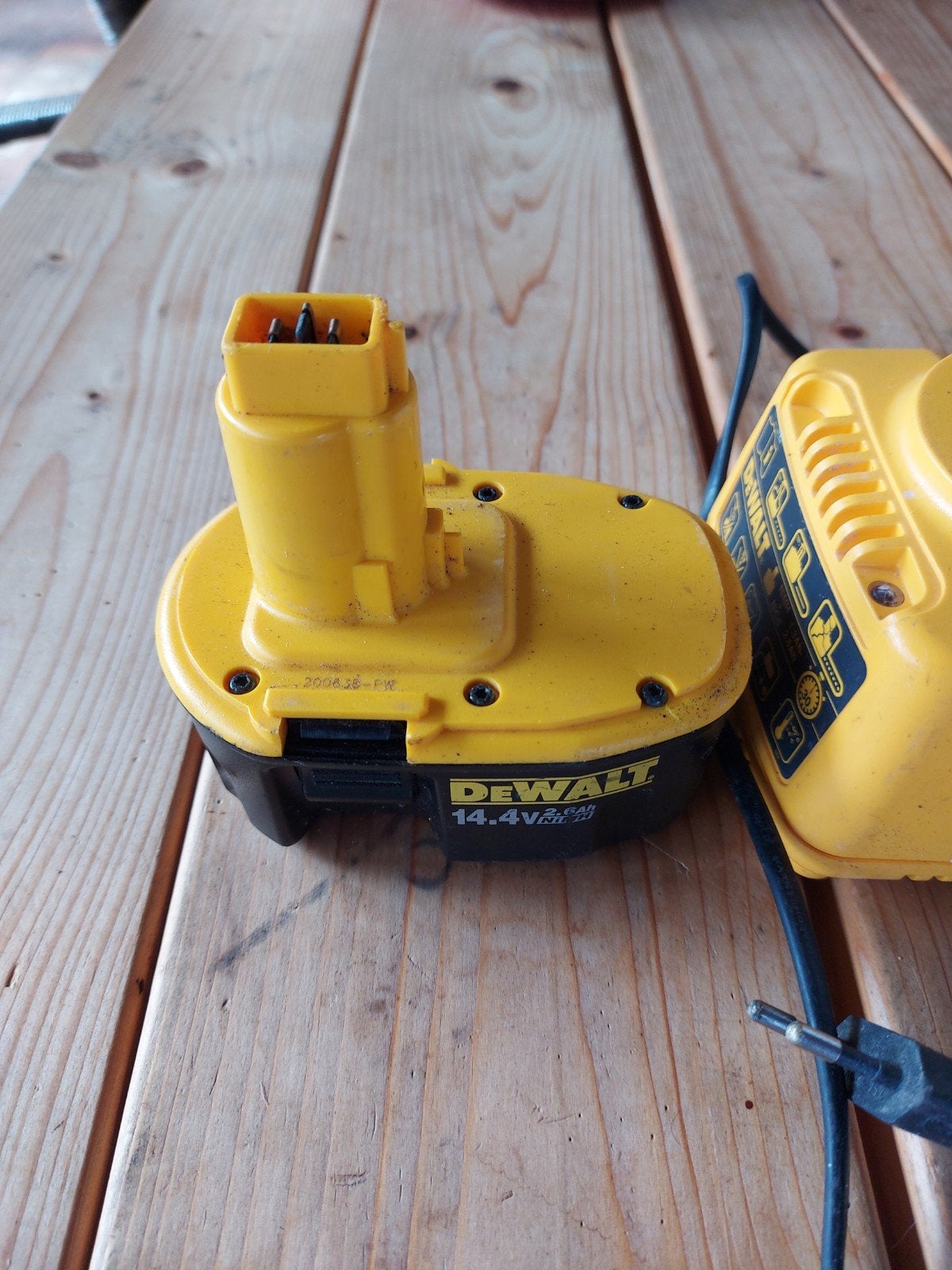 Foto 3 van Dewalt 14.4V Accu 2.6Ah met Yamaha Lader