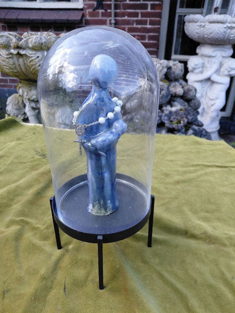 Beeldje van Heilige Maria onder glazen stolp + rozenkrans., Verzenden