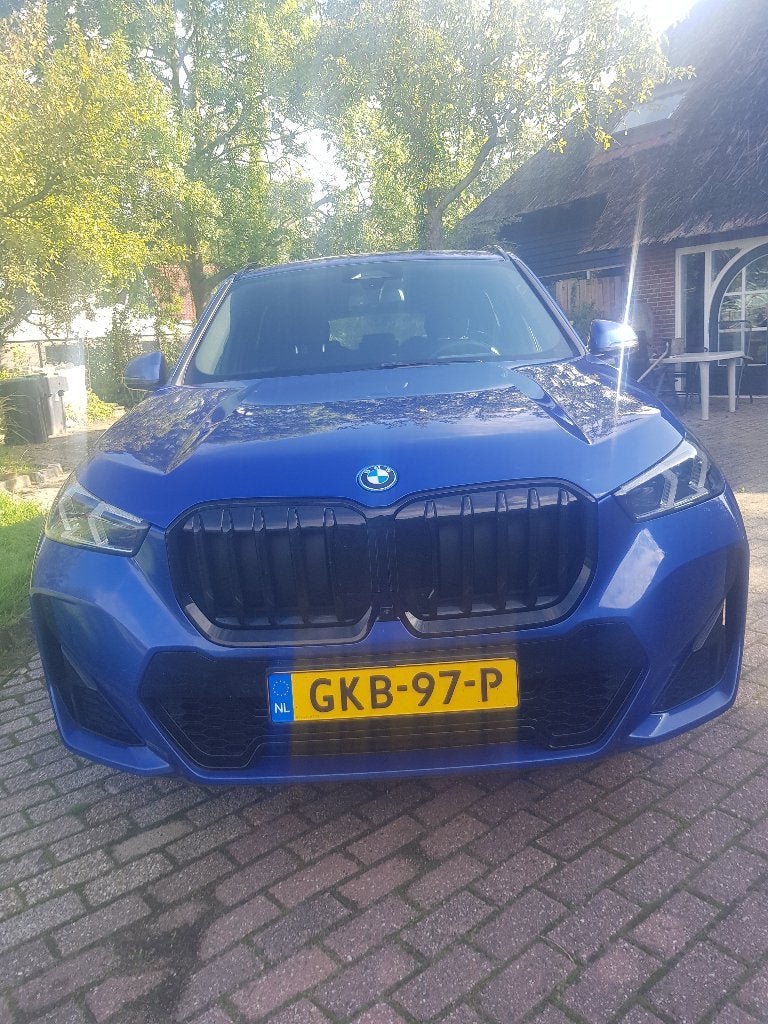 BMW X1 Xdrive30e 326pk 2023 Blauw, Auto's, Dealer onderhouden, 1800 kg, Zwart, Blauw