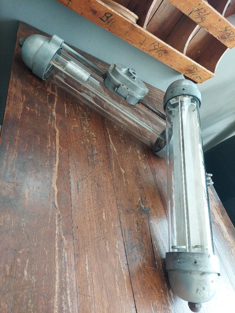 STOER!!! Industriële TL lamp LED bully! Hellux., Ophalen of Verzenden, Zo goed als nieuw, Glas, Vintage