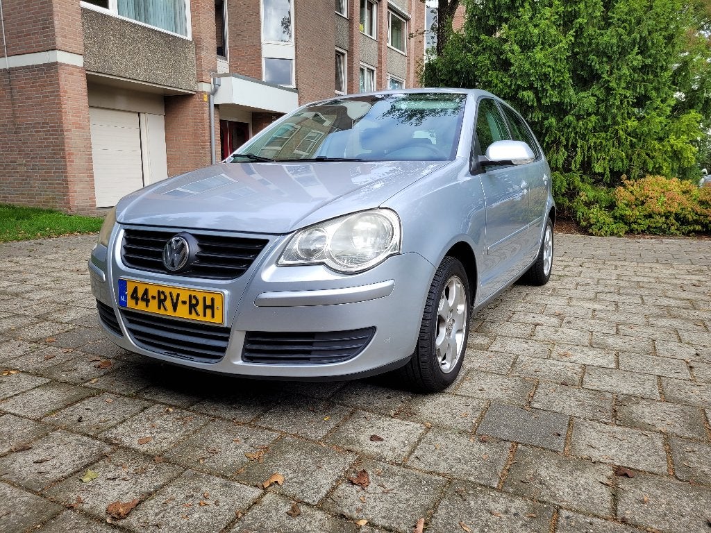 Volkswagen Polo 1.4 55KW 2005 Grijs, Voorwielaandrijving, Verwarmde buitenspiegels, Origineel Nederlands, Handgeschakeld