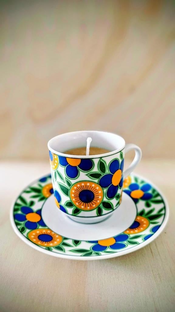 Kaars van bijenwas in retro kop en schotel met bloemmotief, Huis en Inrichting, Woonaccessoires | Kandelaars en Kaarsen, Overige materialen