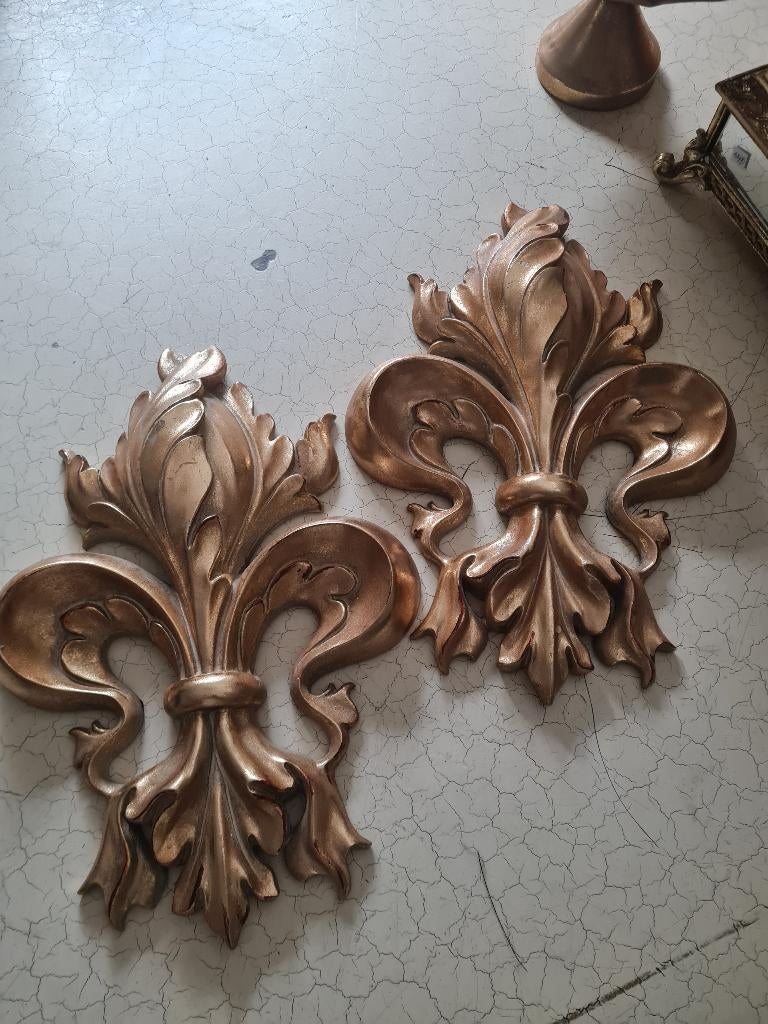 Sierlijk wandornament Franse lelie merk House of Baroque