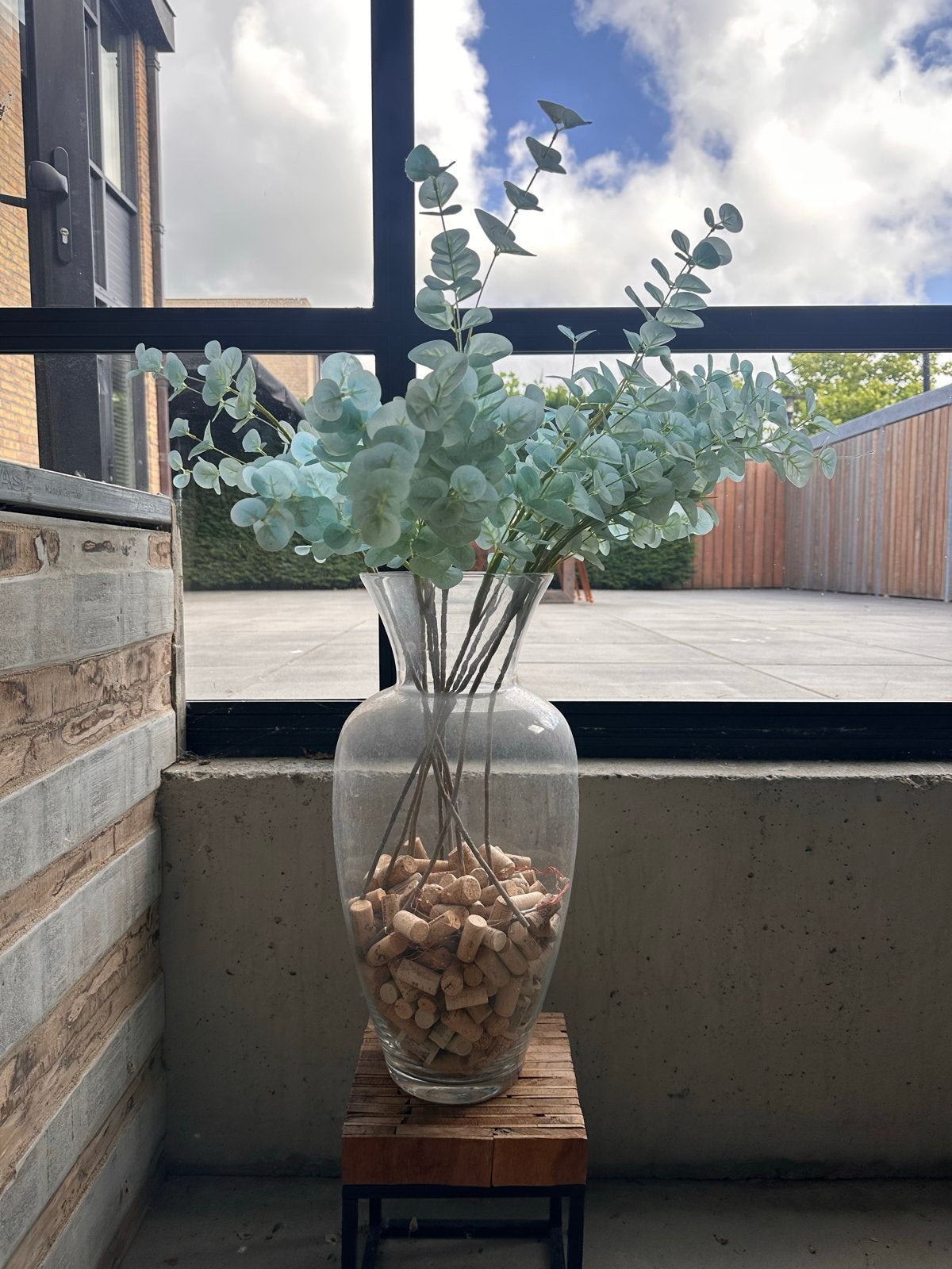 Grote glazen vaas met decoratieve eucalyptus takken, Ophalen, Transparant, Inclusief decoratie, Glas