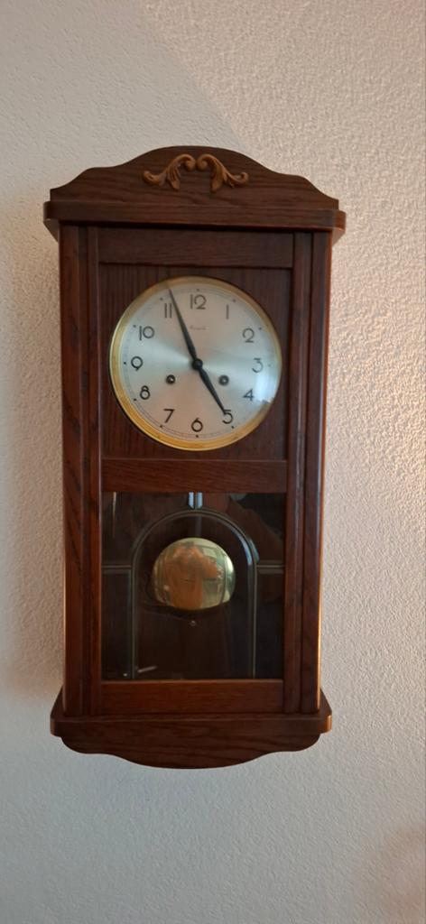 Mooie goedlopende wandklok, slaat elk half en heel uur, Ophalen of Verzenden