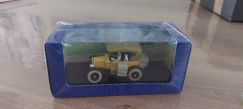 Kuifje Tintin au Congo auto in vitrine | Hergé Moulinsart, Verzamelen, Tintin, Beeldje of Figuurtje, Nieuw, Ophalen of Verzenden