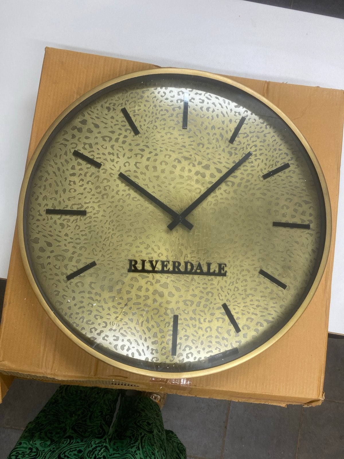 Riverdale Wandklok Goud L50 - Nieuw in doos, Huis en Inrichting, Woonaccessoires | Schilderijen, Tekeningen en Foto's, Onbekend