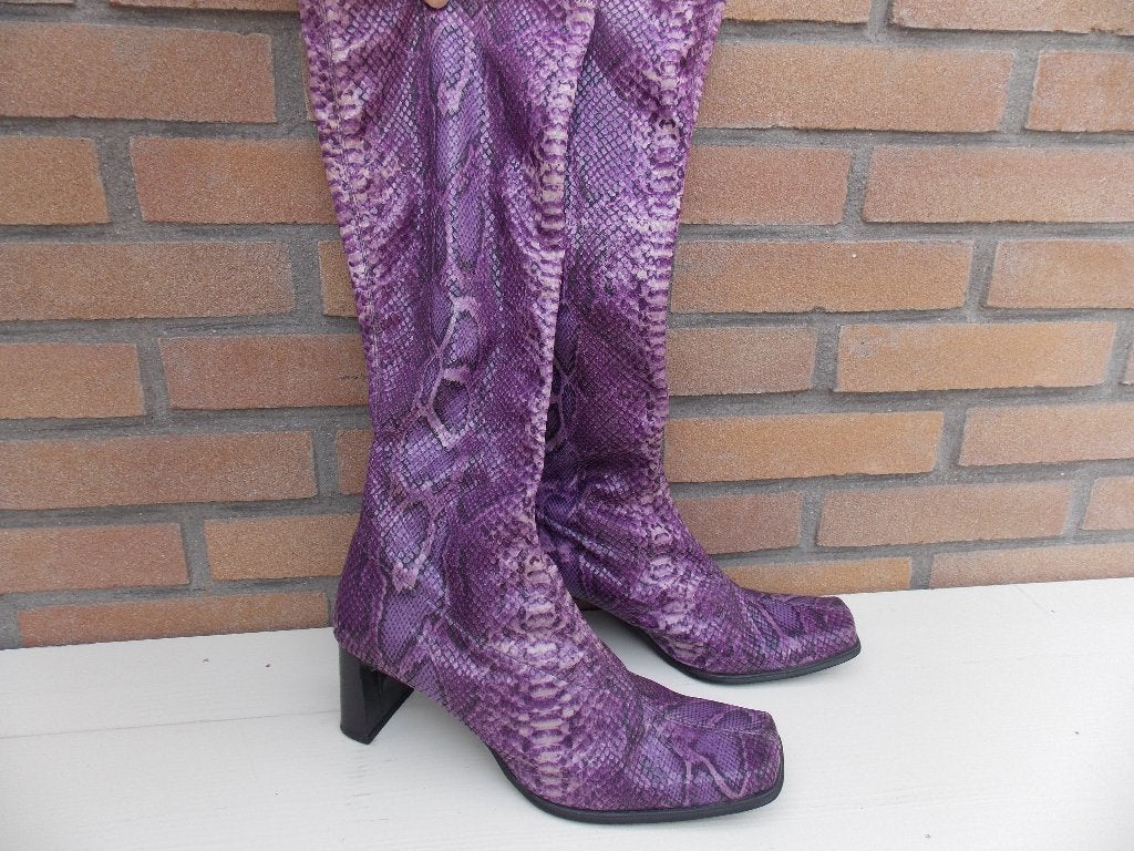 Paarse snakeprint laars met elastische schacht maat 39, Hoge laarzen, Overige kleuren, Ophalen of Verzenden, Zo goed als nieuw