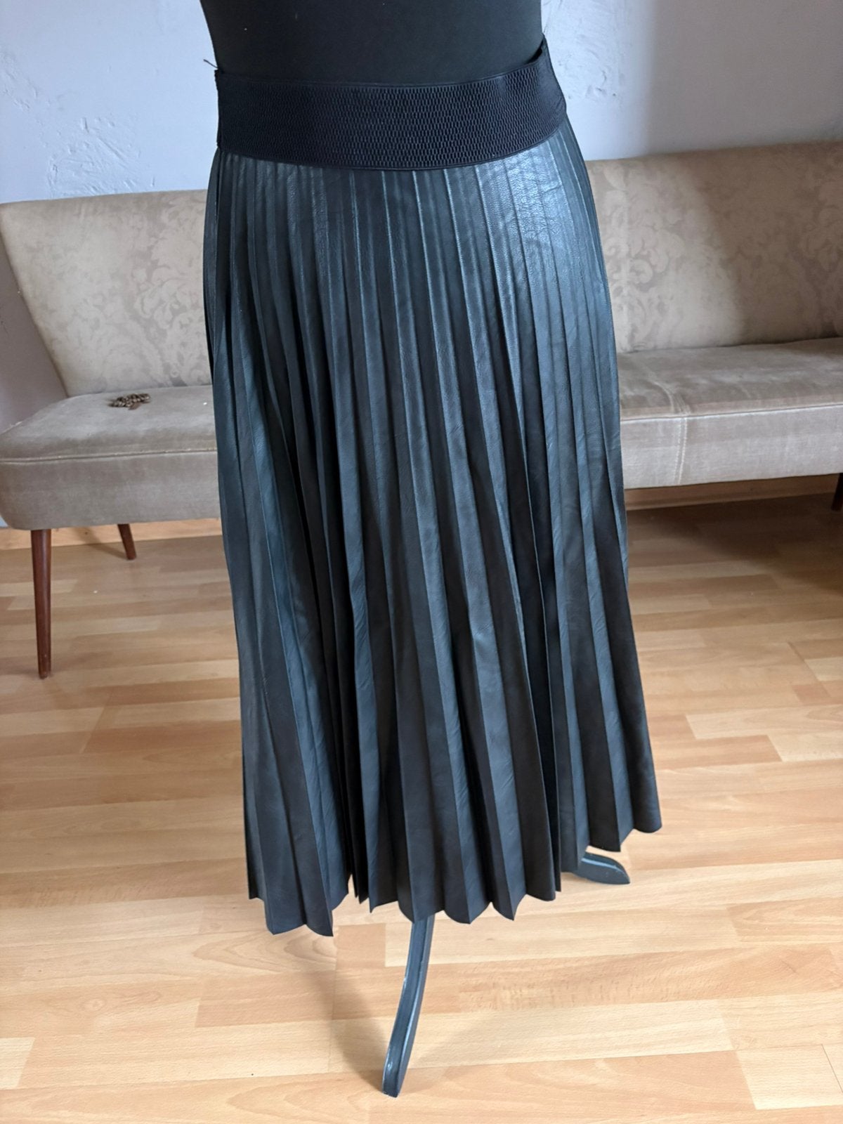 Mooie zwarte leatherlook plisse rok mt 38 ZGAN, Maat 38/40 (M), Zwart, Ophalen of Verzenden, Zo goed als nieuw