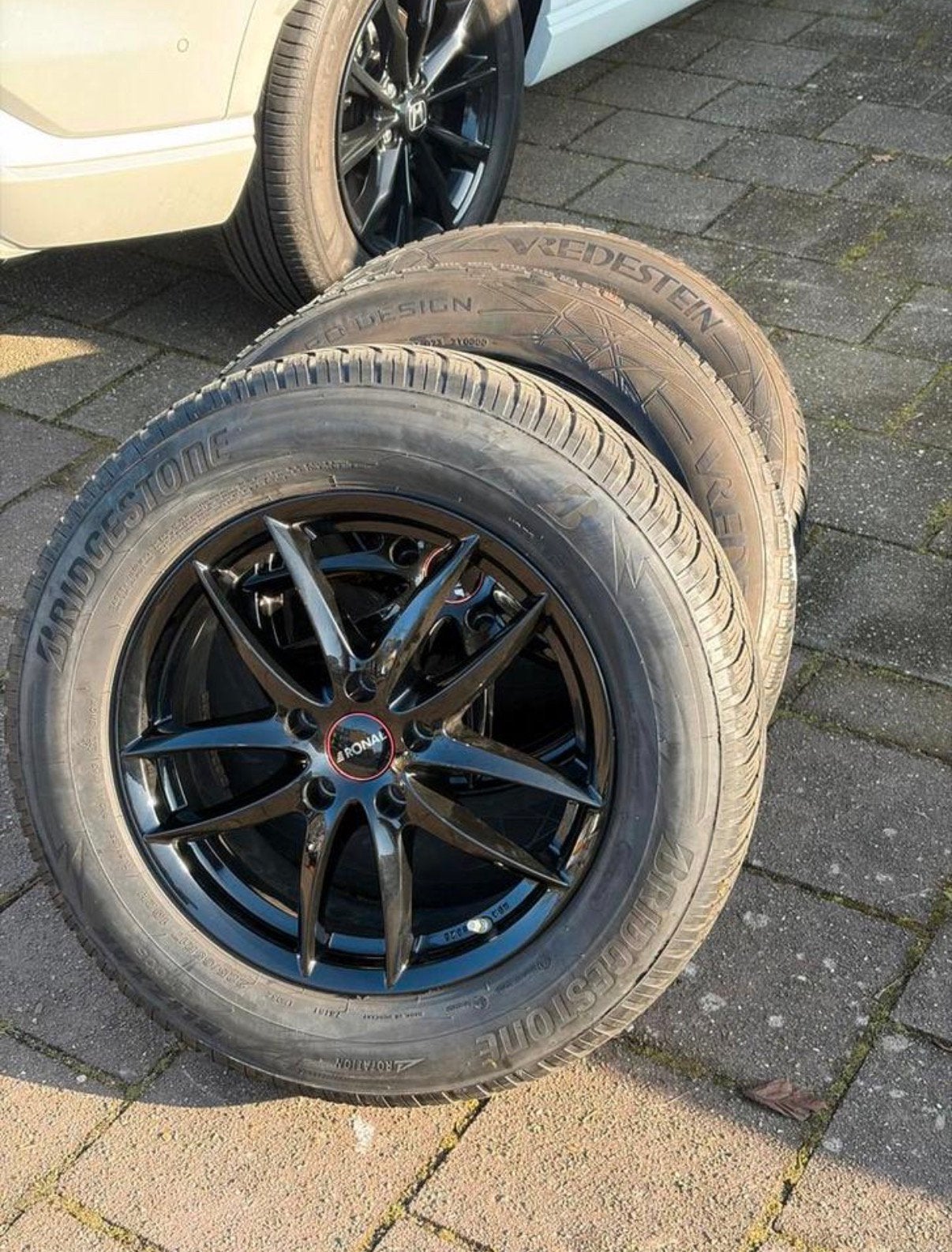 Zwarte ronal velgen 5x114.3 met winterbanden