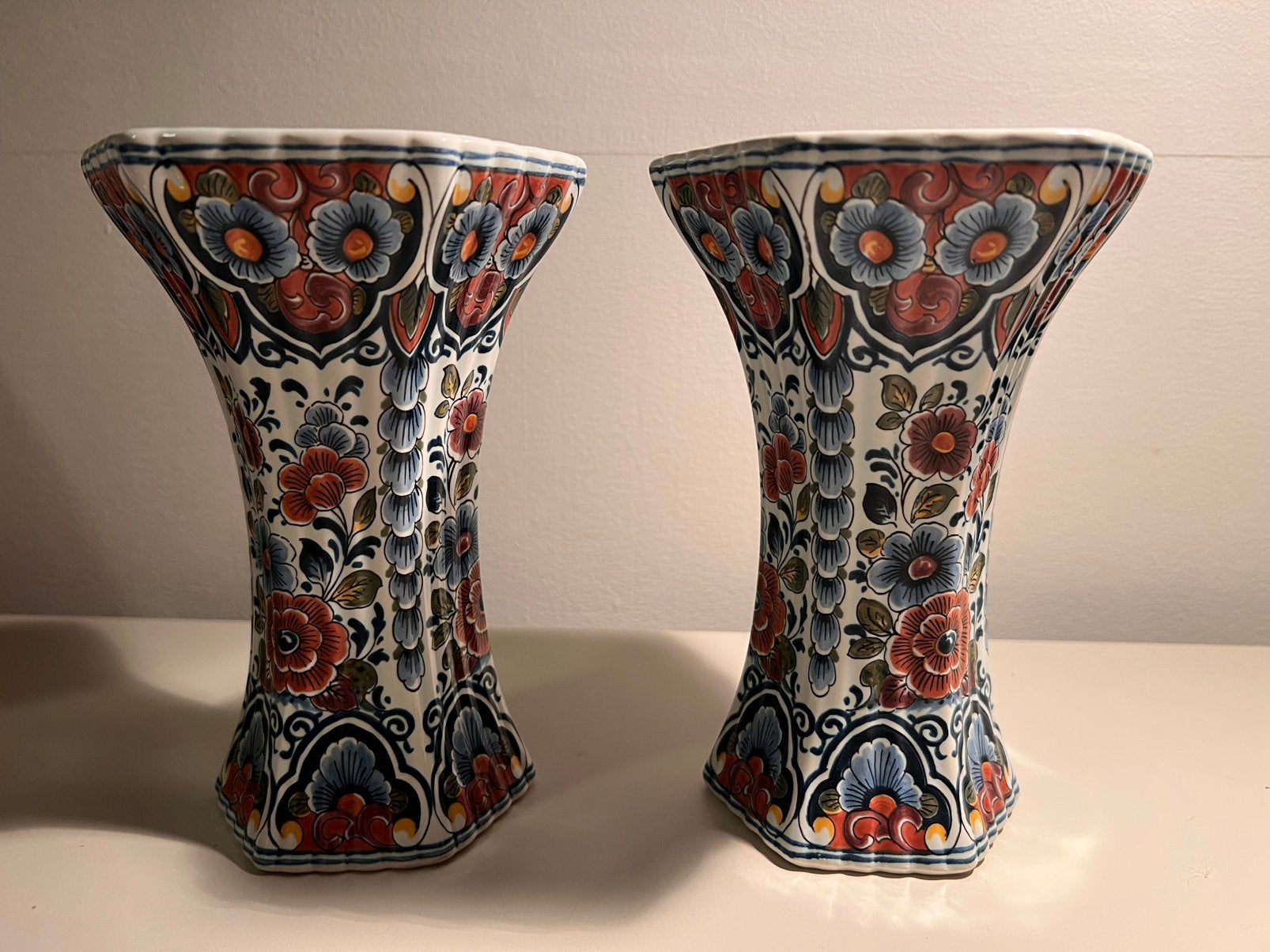 Paar Potterie Oud Delft Nijmegen vazen 6/5/1 – polychroom, Ophalen of Verzenden