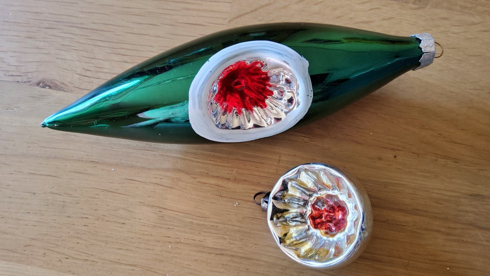 Antiek gekleurde zilveren glazen deuk kerstbal en pegel, Ophalen of Verzenden