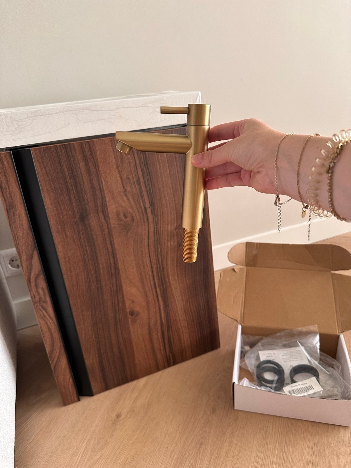 Bruin wastafelmeubel met spiegel en gouden kraan, Ophalen, Minder dan 50 cm, Nieuw, Minder dan 100 cm