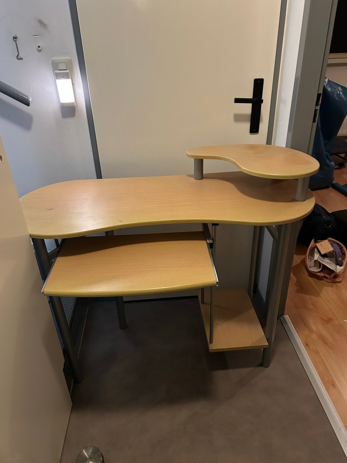 Compact computerbureau met uitschuifbaar toetsenbordblad, Huis en Inrichting, Ophalen, Opbergruimte, Gebruikt, Hout