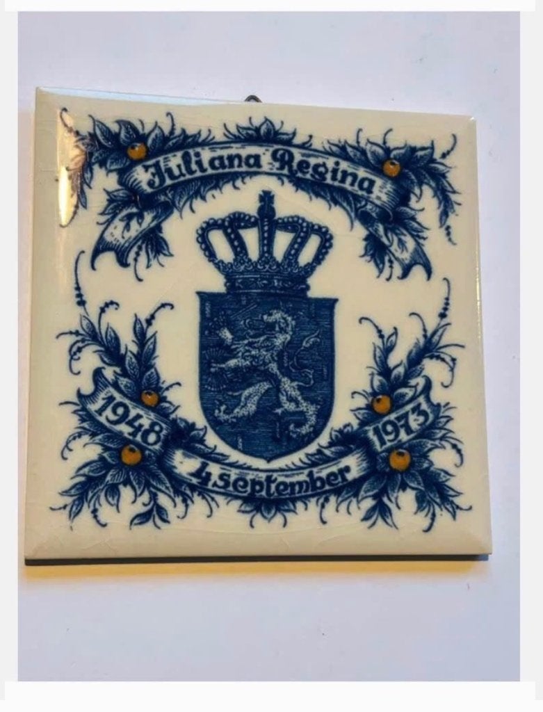 2 x tegel Delfts blauw “Juliana Regina 1948/1973 pr.p.stuk, Ophalen of Verzenden