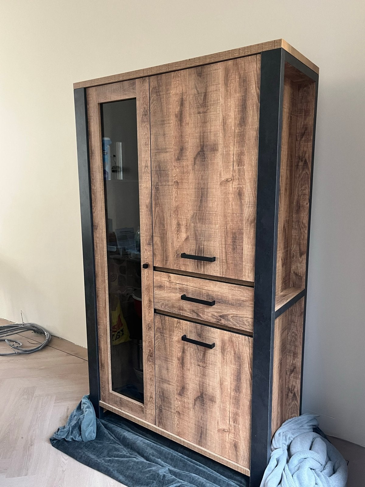 Moderne opbergkast met glazen deur en lades, Ophalen of Verzenden, Gebruikt