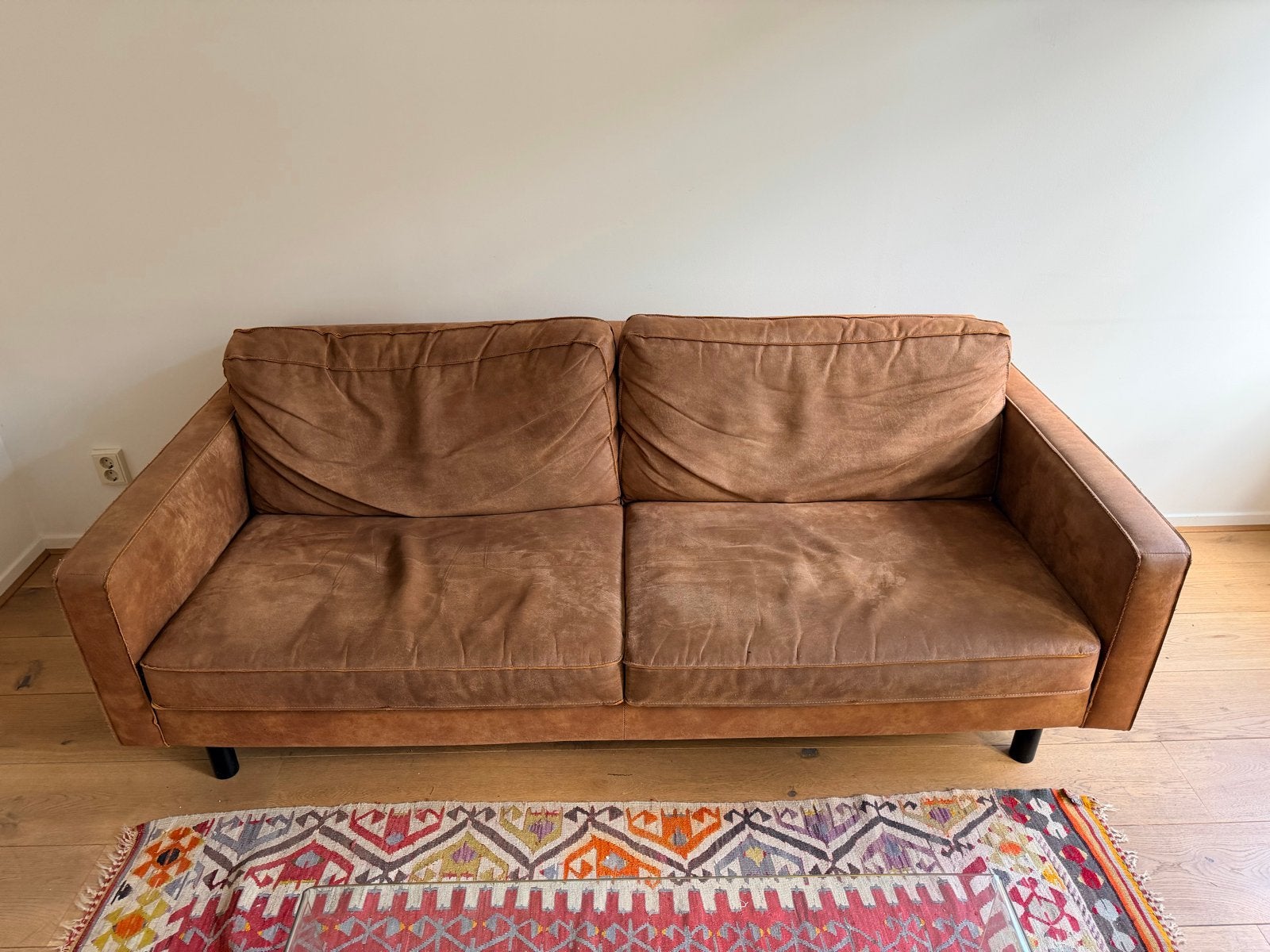 Comfortabele 2,5-persoons imitatie suède bank in Cognac, Ophalen, Gebruikt, Driepersoons, 75 tot 100 cm