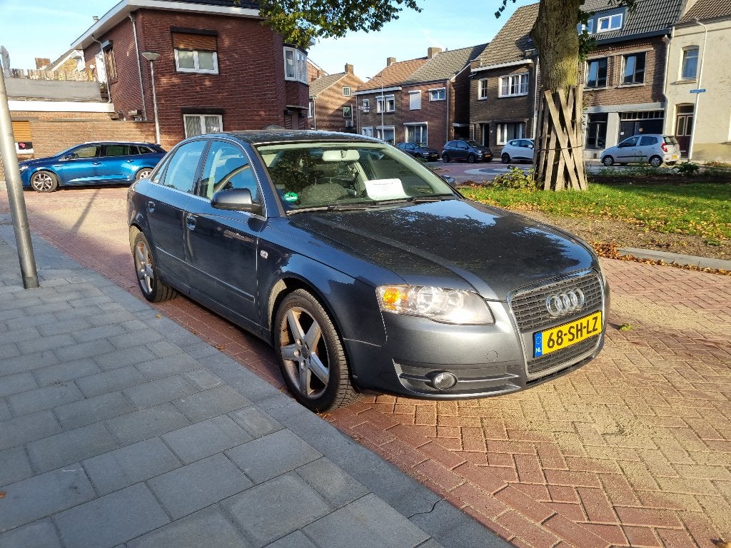 Audi A4 2.0 96KW AUT 2006 Grijs, Auto's, 4 cilinders, 1984 cc, A4, 75 €/maand