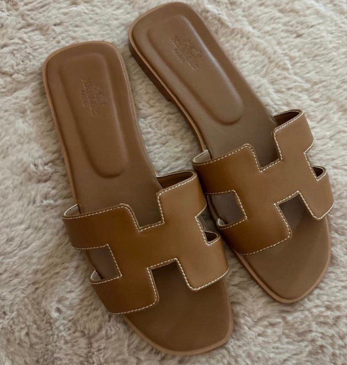 Hermes oran slippers bruin 37, Kleding | Dames, Schoenen, Ophalen of Verzenden, Zo goed als nieuw, Bruin