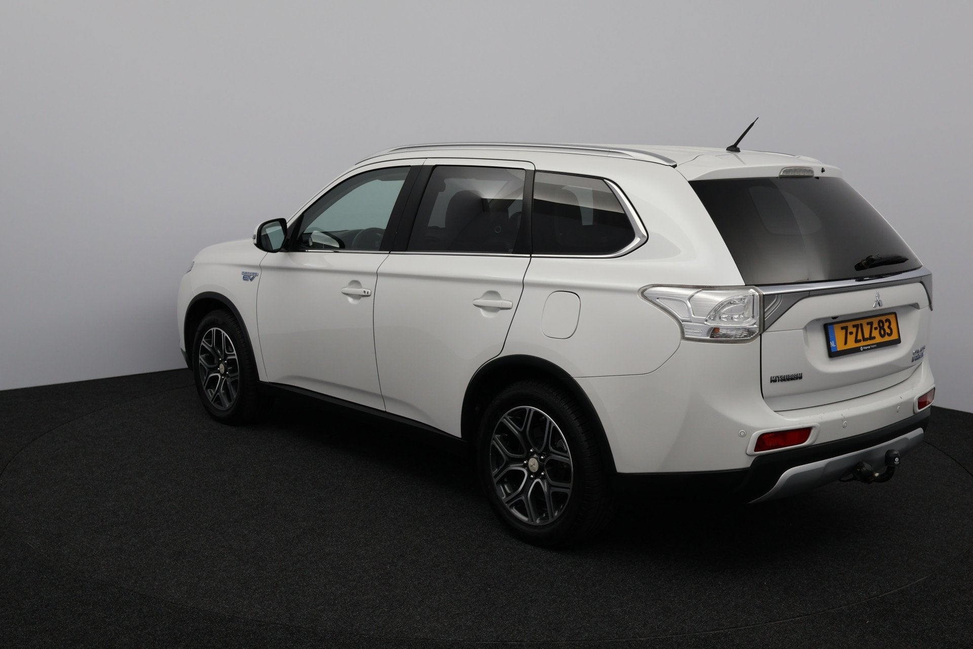 Mitsubishi Outlander 2.0 PHEV Instyle X-Line/ Schuif-Kanteld, Automaat, Beige, 4 cilinders, Wit