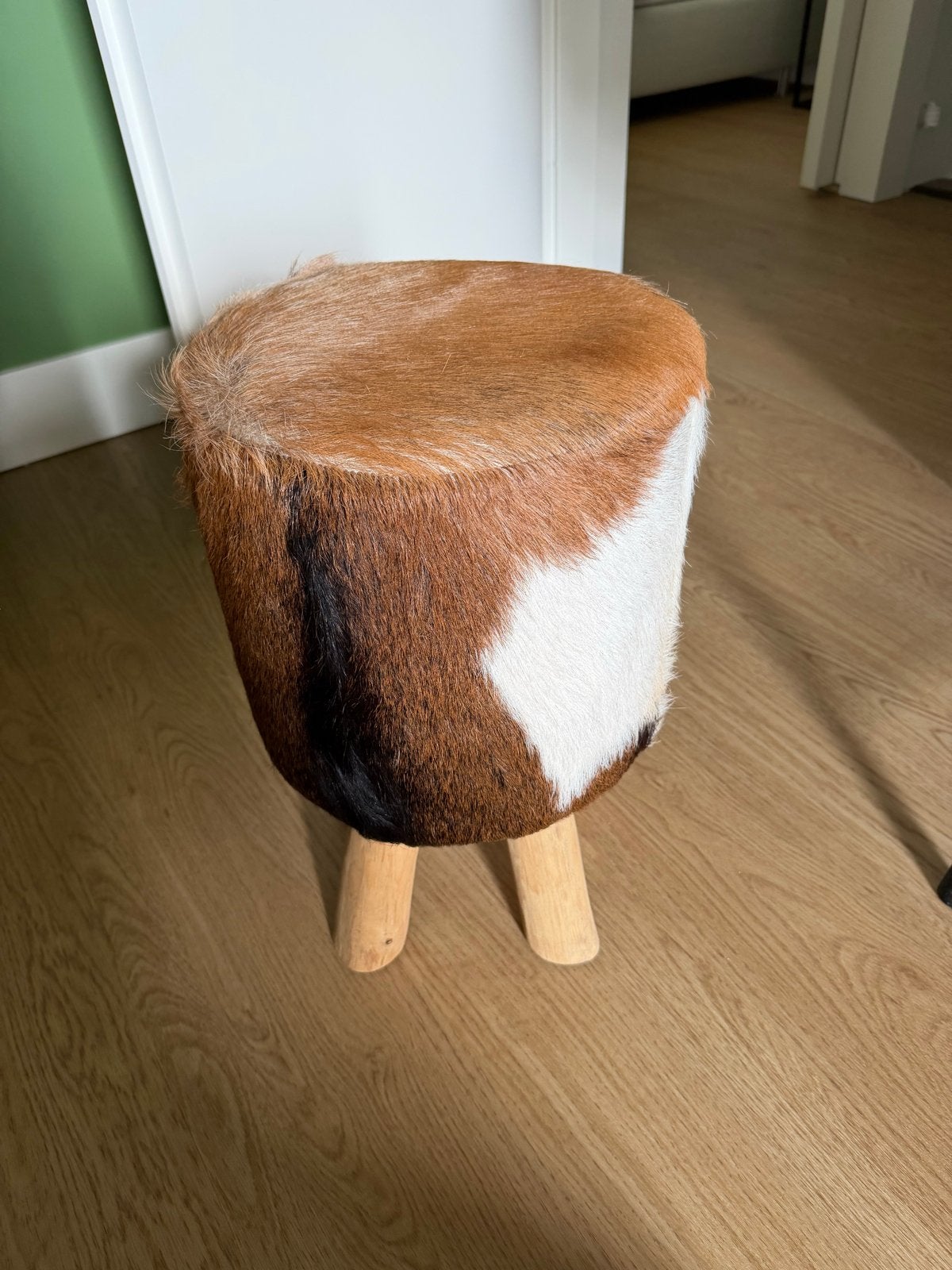 Decoratieve kruk met koeienhuid en houten poten, Ophalen, Zo goed als nieuw, Hout