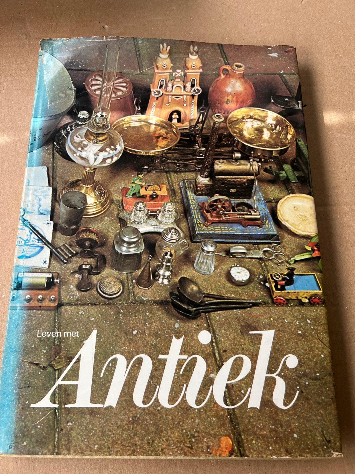 Leven met Antiek - Gids voor antiekliefhebbers, Ophalen of Verzenden, Gelezen, Catalogus
