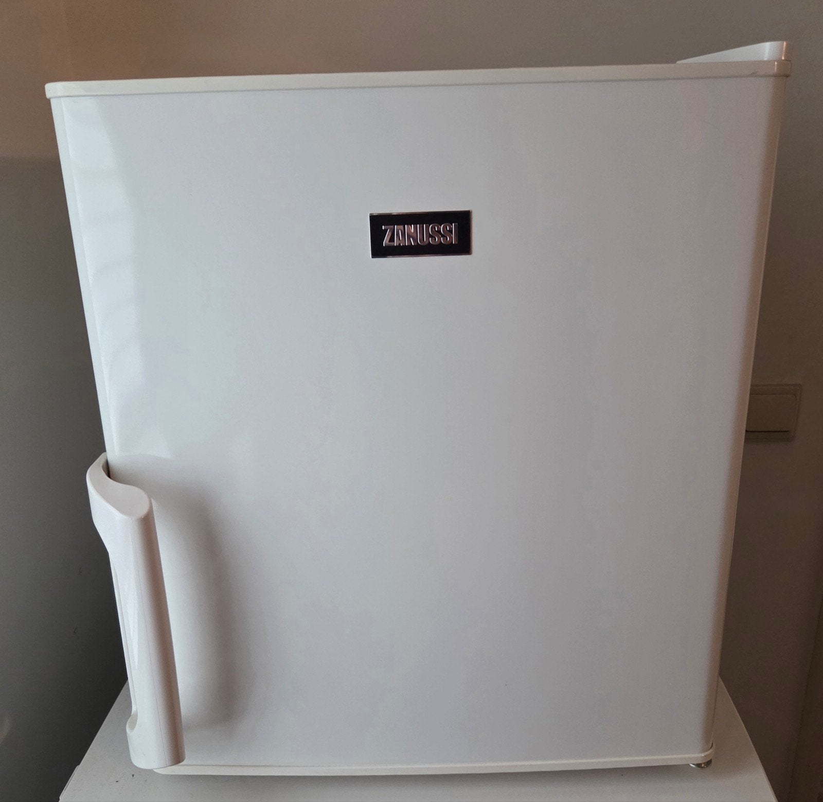 Zanussi vriezer, tafelmodel diep 47, breed 43, hoog 48,5, Minder dan 85 cm, Minder dan 60 cm, Zo goed als nieuw, Vrijstaand