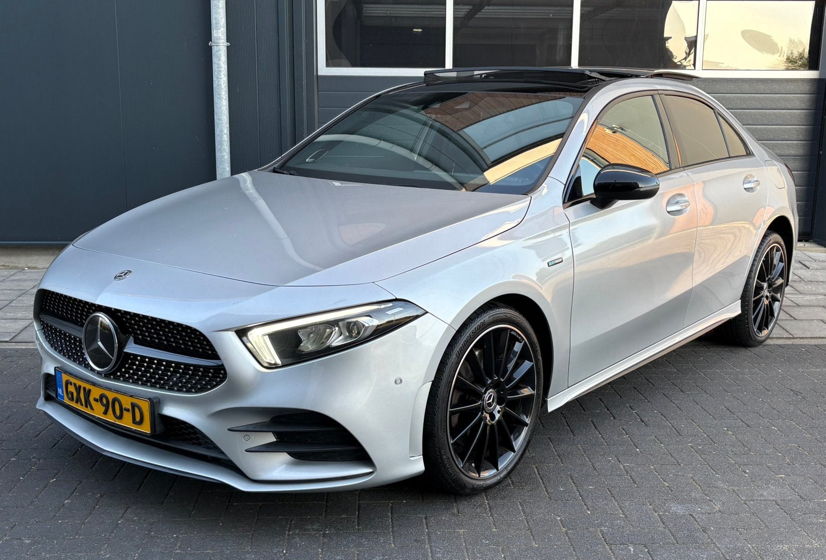 Mercedes-Benz A-Klasse A250e | Pano | AMG | Dealer oh | BTW, Electronic Stability Program (ESP), Zwart, 160 pk, Plug-in hybride