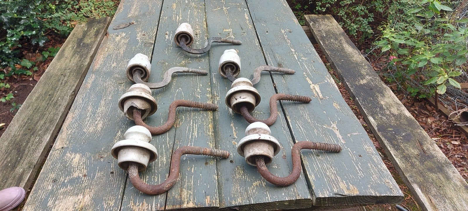 Vintage porseleinen isolatoren met ijzeren haken, Ophalen of Verzenden