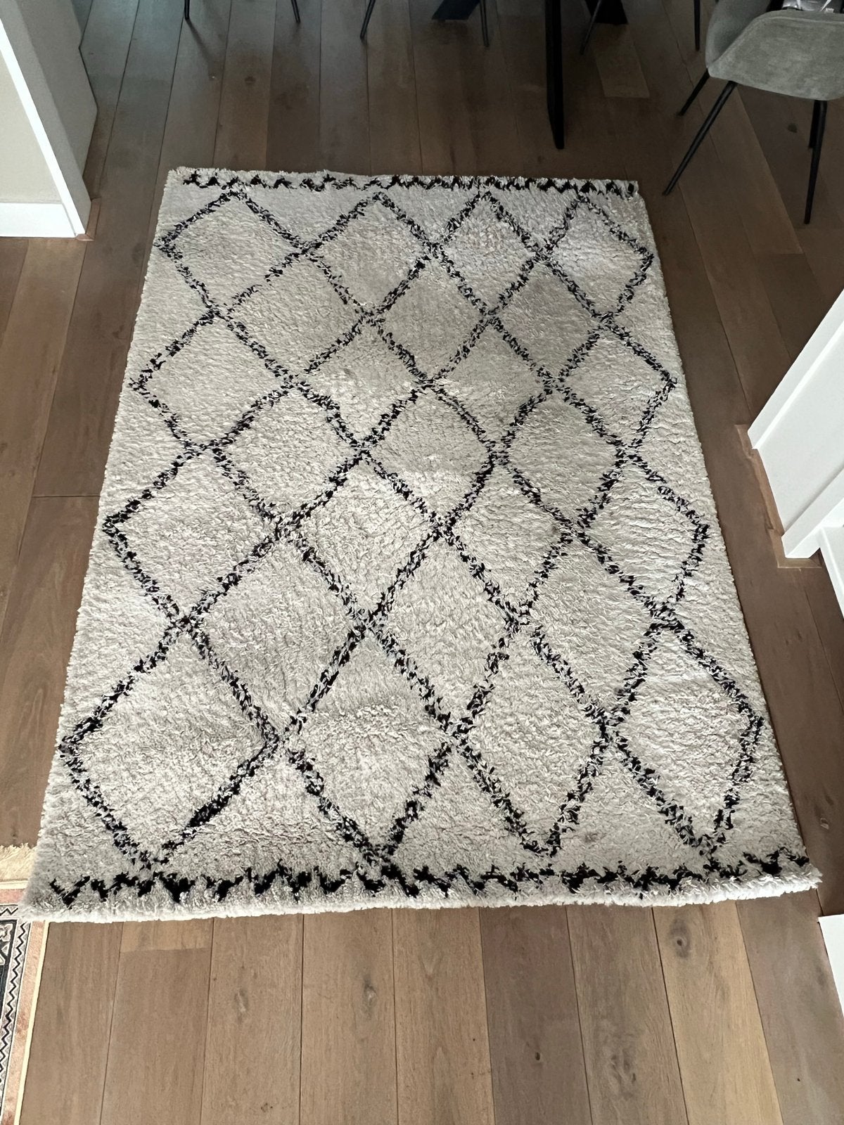 Hoogpolig wit/creme vloerkleed met zwart ruitpatroon, Ophalen, Gebruikt, Wit, 150 tot 200 cm