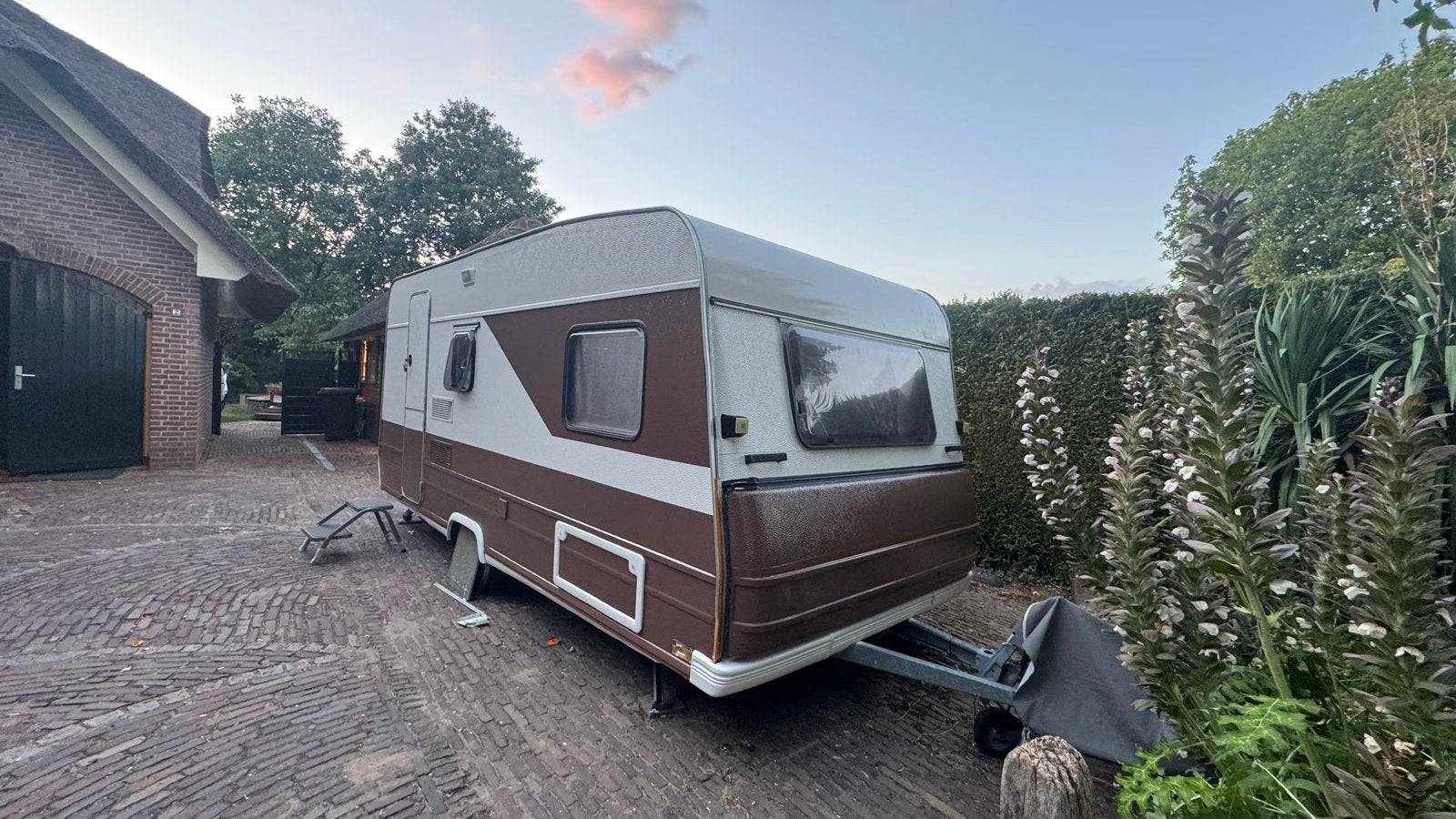 Burstner caravan uit 1991 - Volledig gerestyled!, Caravans en Kamperen, Vast bed, Treinzit, 750 - 1000 kg, Particulier