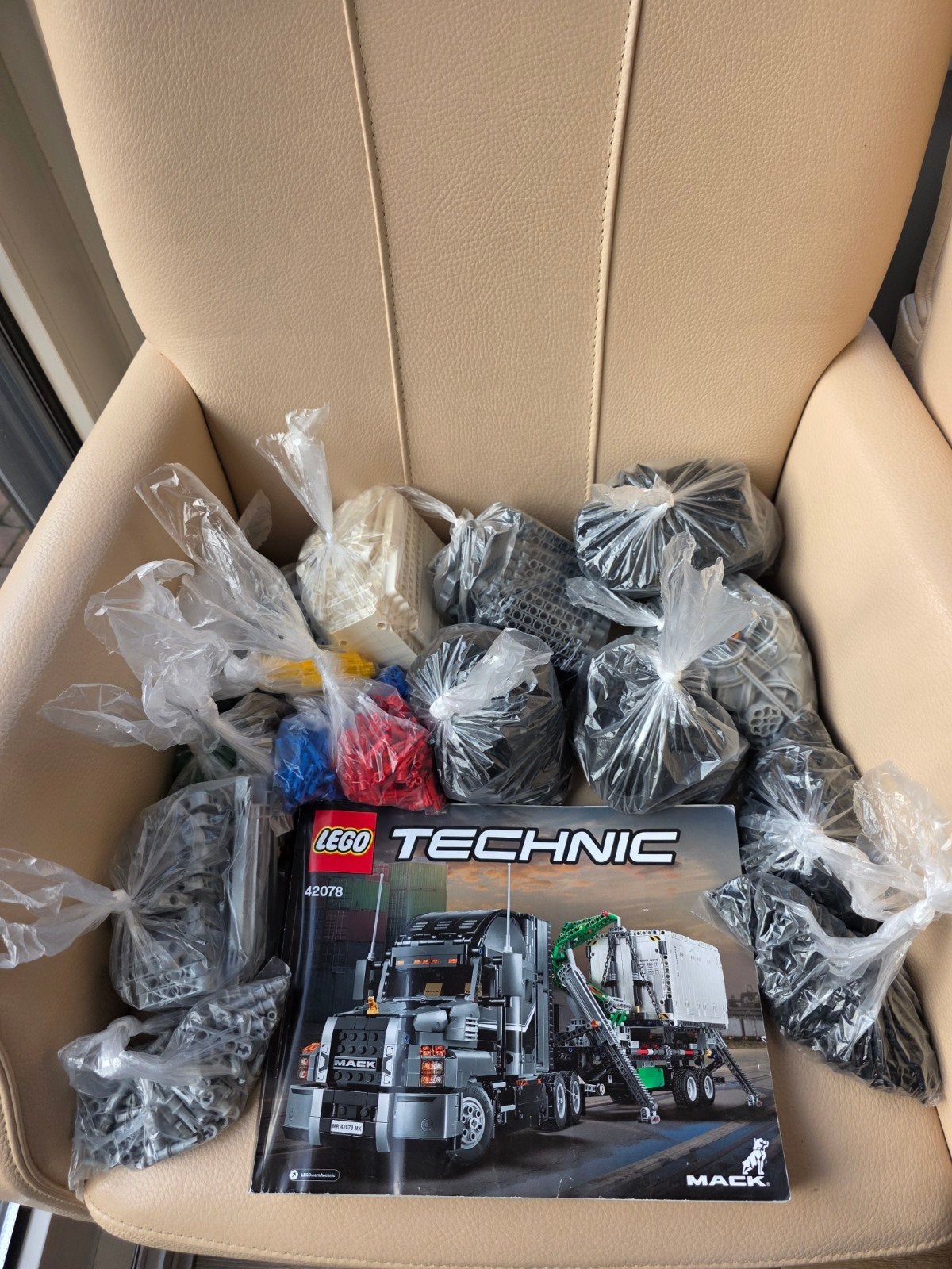 Foto 5 van LEGO Technic Mack Anthem 42078 - Zo goed als nieuw