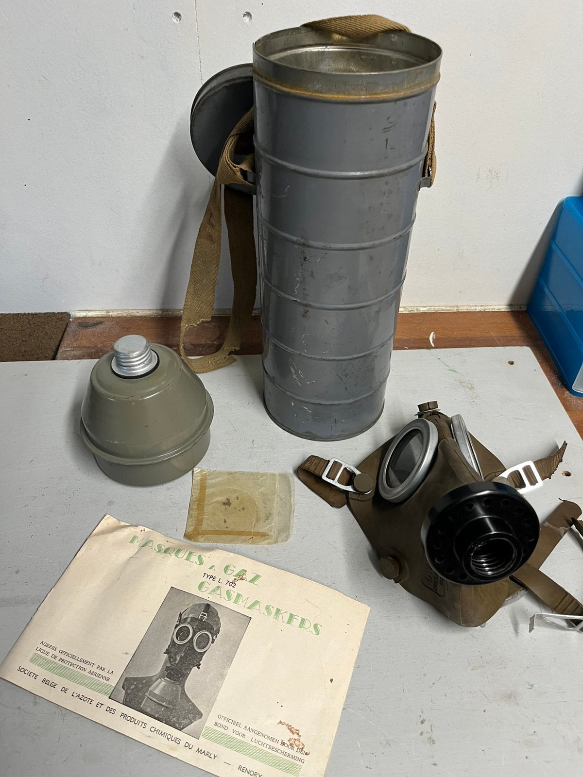 Grijze metalen gasmaskerbus incl gasmasker Type L.702, Ophalen of Verzenden, Landmacht, Nederland, Overige typen
