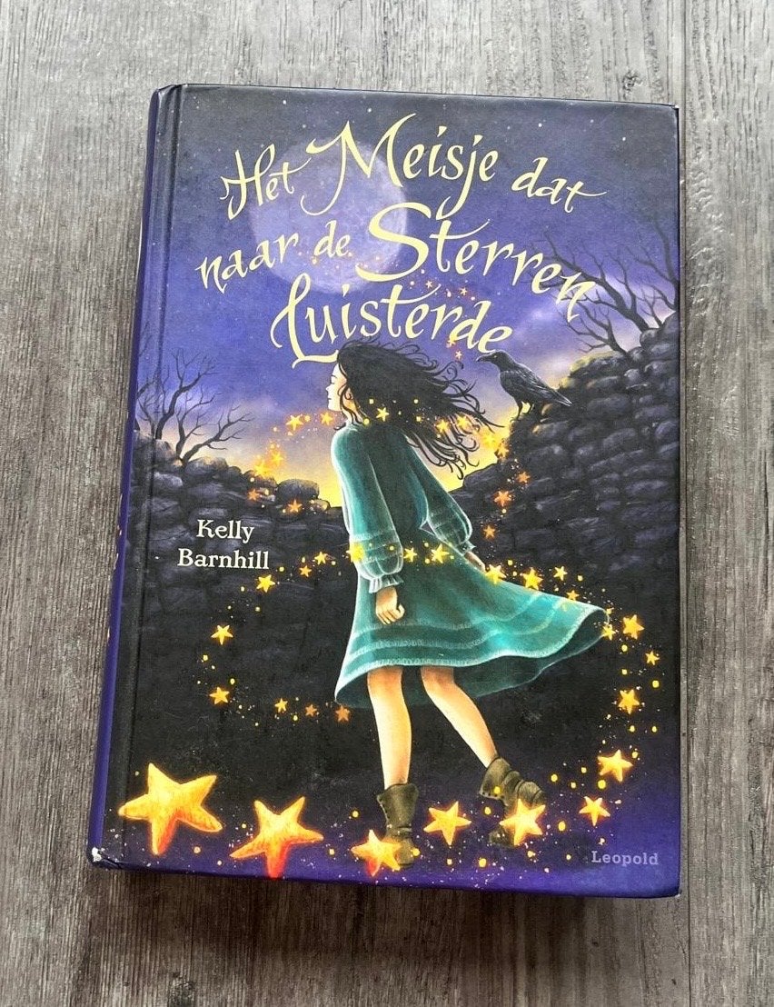 Het Meisje dat naar de Sterren Luisterde - Kelly Barnhill, Boeken, Ophalen of Verzenden, Zo goed als nieuw, Fictie algemeen