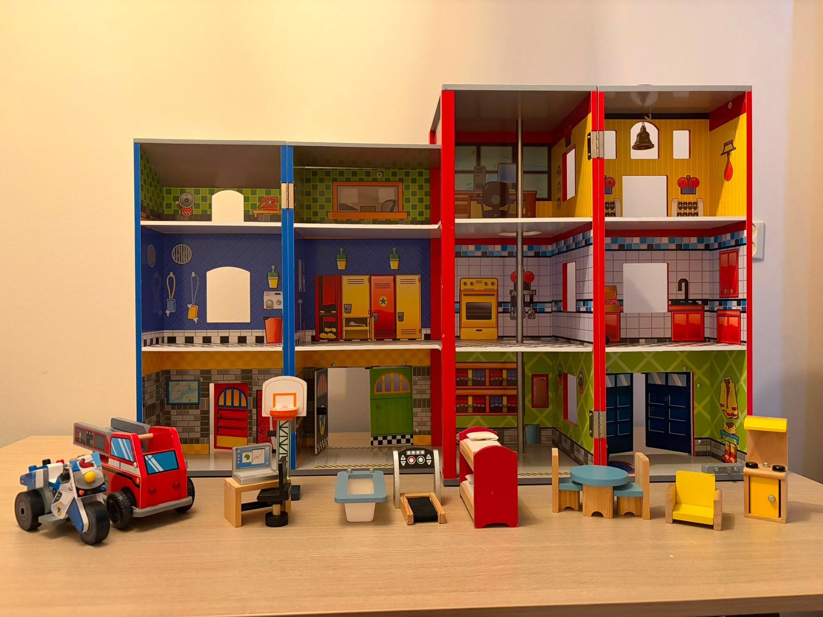 Brandweerkazerne poppenhuis, Verzamelen, Poppenhuizen en Toebehoren, Ophalen, Zo goed als nieuw