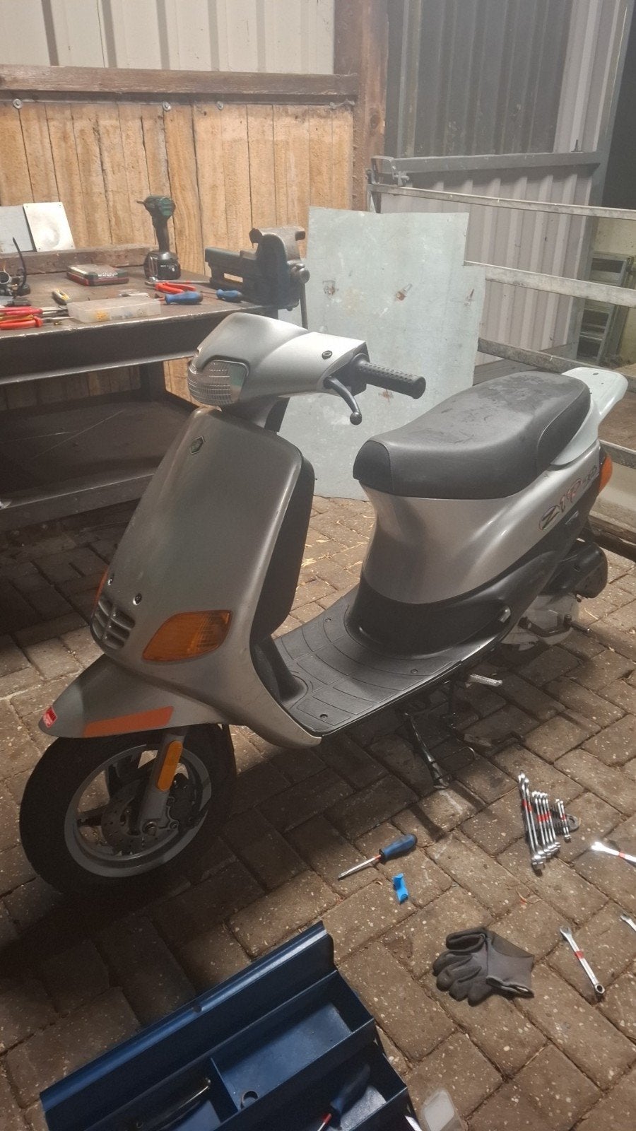 Orginele grijze/zilveren type 3 kappen, Fietsen en Brommers, Ophalen of Verzenden, Kap, Piaggio