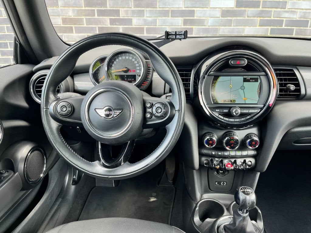 Mini COOPER 1.5 COOPER PEPPER - NAVI - 16 INCH, Auto's, Mini, Voorwielaandrijving, 136 pk, Gebruikt, Euro 6