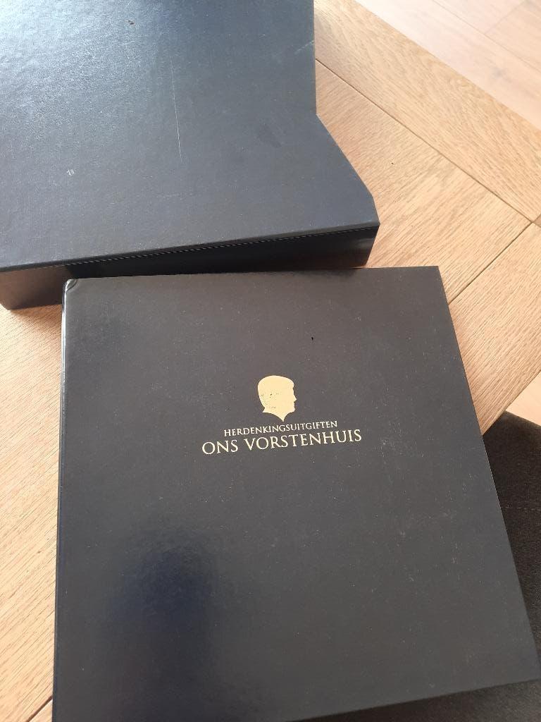 Map Herdenkingsuitgiften Ons Vorstenhuis. Met cassette, Ophalen of Verzenden, Verzamelmap